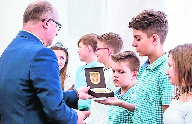 Wyróżnienia młodym, utalentowanym sportowcom wręczał Mirosław Graczyk, starosta Toruński