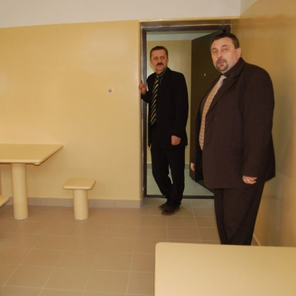 W pomieszczeniach dla osób zatrzymanych znajduje się pięć dwuosobowych cel. Pokazują nam je szefowie koneckich policjantów: komendant Andrzej Kundera (z prawej) i jego zastępca Stanisław Michalski.
