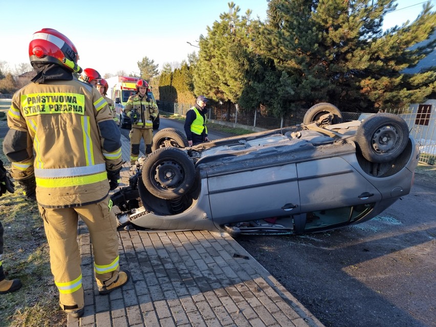 Wypadek w Bolestraszycach pod Przemyślem. Kierująca skodą wpadła w poślizg, uderzyła w ogrodzenie i dachowała [ZDJĘCIA]