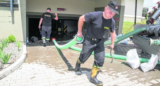 Strażacy odpompowywali wodę z garaży na Złocieniu