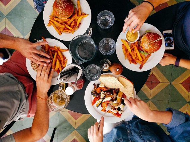 Pizza, burgery, zupy, kuchnia azjatycka lub wegańska. Wrocławska gastronomia oferuje bardzo szeroki wachlarz smacznych obiadów na każdą kieszeń. Także studencką! 1 października do stolicy Dolnego Śląska powróciło tysiące żaków, którzy lubią dobrze i tanio zjeść. Podpowiadamy, gdzie warto się wybrać! Ranking powstał według najlepszych miejsc z TripAdvisora.Zobaczcie kolejne miejsca, posługując się klawiszami strzałek na klawiaturze, myszką lub gestami.