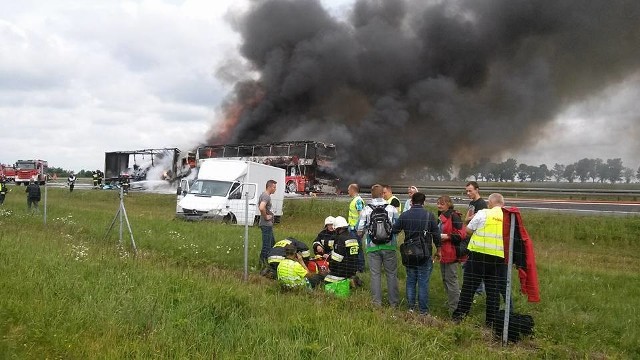 Karambol na A4 pod Brzegiem (Opolskie). Spłonęły trzy pojazdy - ciężarówka, samochód osobowy i autobus firmy Polski Bus. Zdjęcia: infobrzeg.pl