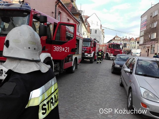 Zastępy strażaków z Nowej Soli  i Kożuchowa na ul. Klasztornej, gdzie jest siedziba banku