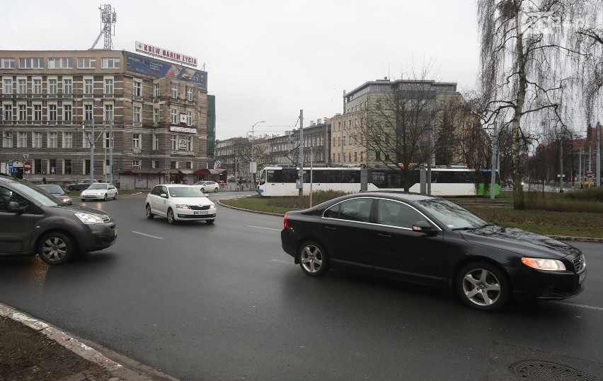 Remont torowiska na pl. Szarych Szeregów w Szczecinie. Wielkie prace i spore utrudnienia w centrum 