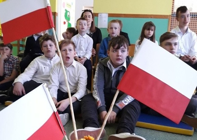 Rocznica uchwalenia Konstytucji Trzeciego Maja w Publicznej Szkole Podstawowej w Pieczyskach. Na kolejnych slajdach relacja z wydarzenia.