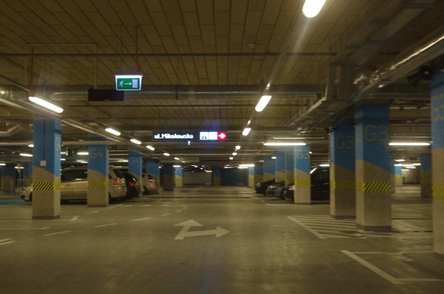 Parking na poziomie minus 3 - są znaki wskazujące wyjazd do ulicy Mikołowskiej