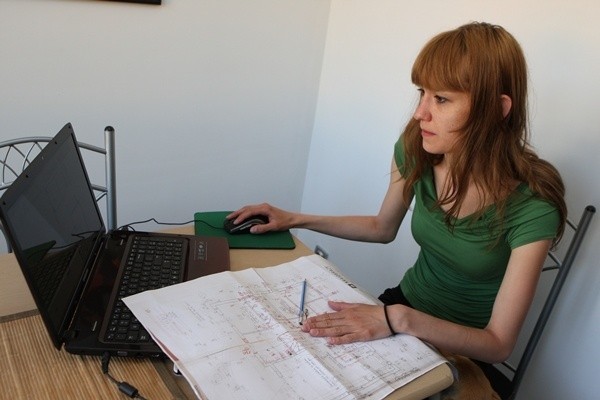 Katarzyna Szczucka w trakcie opracowywania nowego projektu.