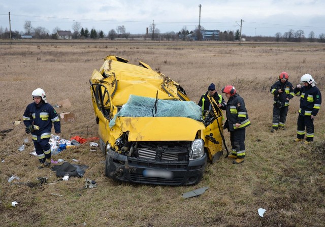 Do wypadku doszło w czwartek na drodze krajowej nr 28 pomiędzy miejscowościami Hurko a Medyka w powiecie przemyskim. - Przyczyną zdarzenia był silny wiatr, który w pewnym momencie spowodował, że kierujący oplem stracił panowanie nad pojazdem, zjechał na przeciwległy pas ruchu, wpadł do rowu i dachował - powiedziała podkom. Marta Fac z KMP w Przemyślu.32-letni obywatel Ukrainy podróżował sam i był trzeźwy. Mężczyzna może mówić o dużym szczęściu. W tym groźnym zderzeniu nic mu się nie stało.Zobacz też: Wypadek w Korytnikach. Na drodze wojewódzkiej nr 884 kierująca fordem uderzyła w betonowy przepust i dachowała