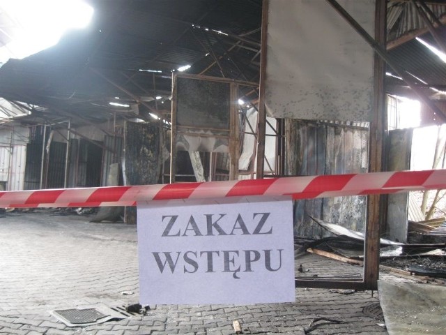 Po sobotnim pożarze zostało zniszczonych osiem pawilonów. Teren jest ogrodzony taśmami i nie wolno tam wchodzić