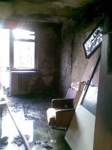 Spalone wnętrze mieszkania w Pionkach.