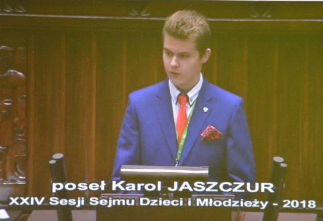 Karol Jaszczur, uczeń liceum zwanego „Staszkiem” (od ulicy Staszica, przy której jest budynek) podczas przemawiania