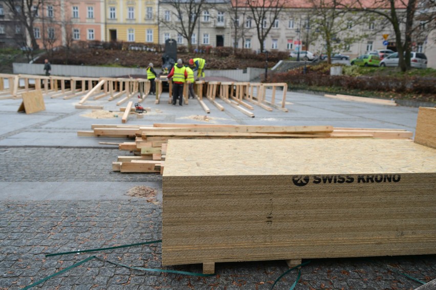 Na Placu Niepodległości w Przemyślu trwa budowa mobilnego...