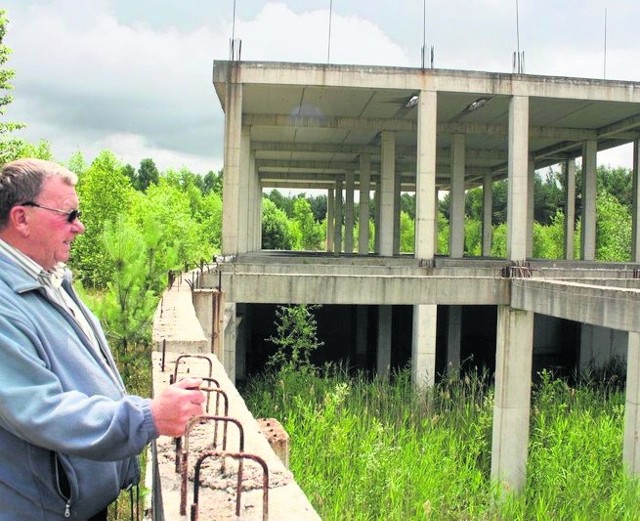 Zygmunt Podsiadło, a w tle fundamenty parku wodnego