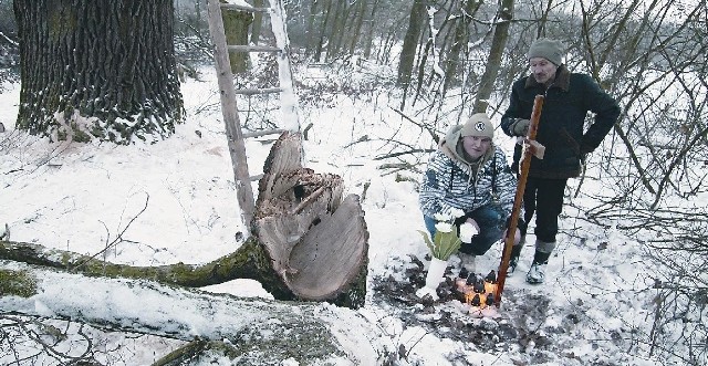 Brat Zbigniew Rado i przyjaciel rodziny Stanisław Walotka rozpaczają po zmarłym Łukaszu.