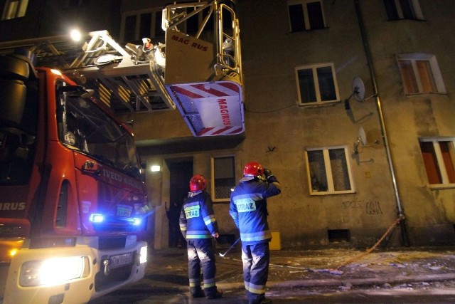 Tynk posypał się na chodnik i zaparkowane auta, Wrocław, Minkowskiego, 13.01.20167