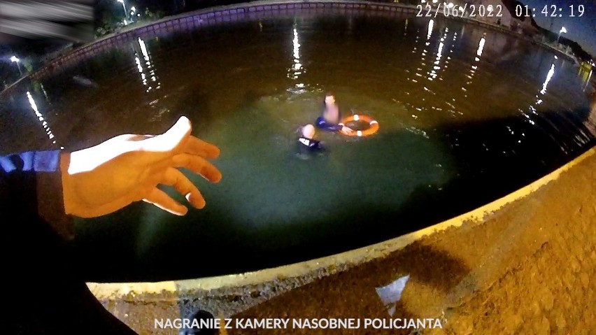 Łeba. Mężczyzna rzucił się do kanału. Dwaj policjanci wskoczyli do wody, ratując mu życie. Wszystko nagrały kamery. FILM