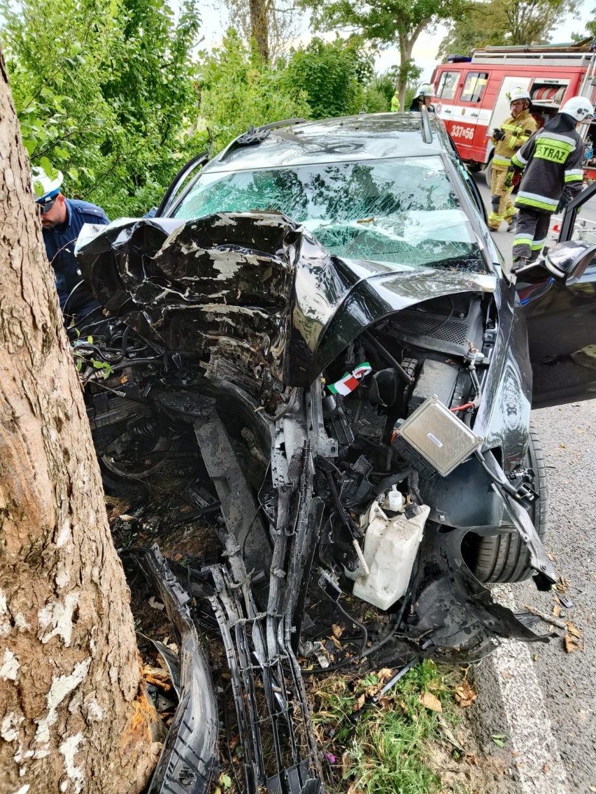 Samochód osobowy uderzy w drzewo w miejscowości Cząstkowo
