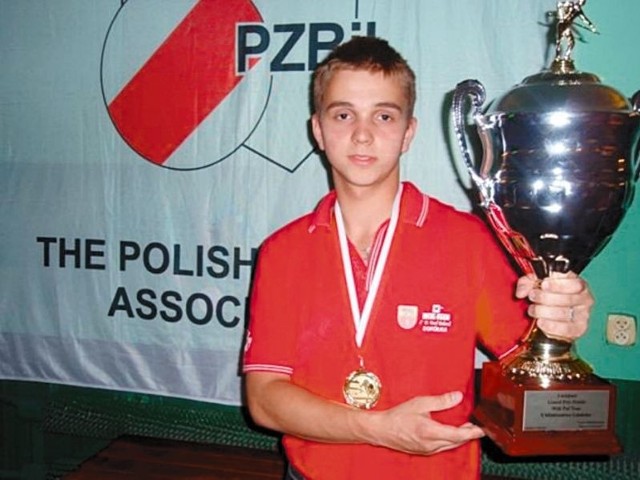 Konrad Piekarski z klubu LP Metal-Fach Sokółka ze zwycięskim pucharem zdobytym podczas szóstych w tym sezonie zawodów z cyklu Grand Prix Polski
