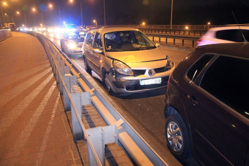 Trzy samochody zderzyły się na moście Milenijnym