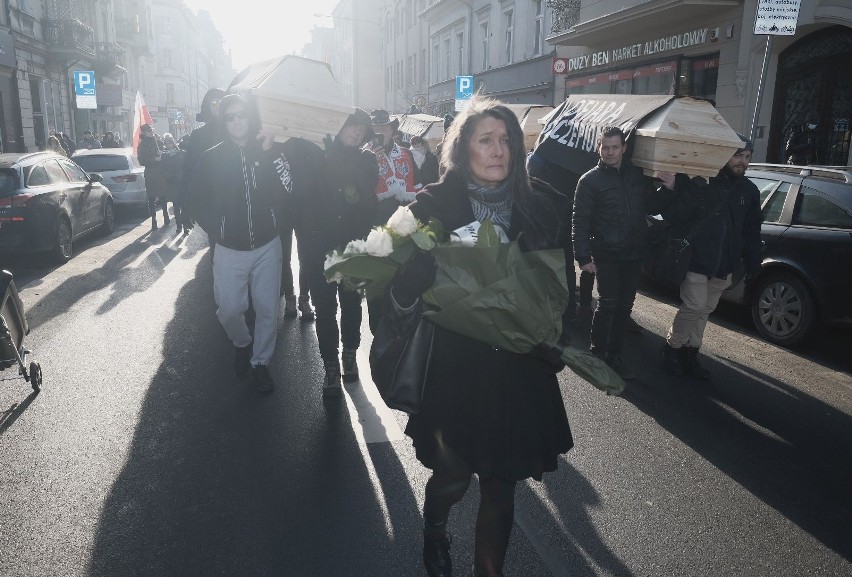 Uczestnicy marszu w Poznaniu mają ze sobą trumny z "ofiarami...