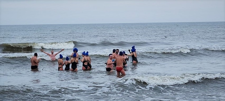 Morsy z Tarnobrzega po pierwszej kąpieli w Bałtyku! Klub BodyMors na Międzynarodowym Zlocie Morsów w Mielnie [ZDJĘCIA]