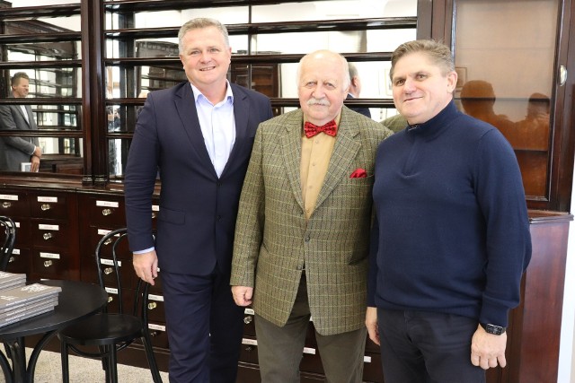 Dyrektorzy "Malczewskiego" Leszek Ruszczyk i Adam Duszyk, w imieniu muzeum, gratulowali Wojciechowi Jabłońskiemu ( w środku), inicjatywy, a autorom - pióra. 