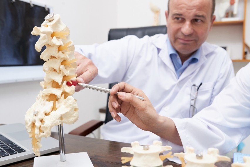 Objawy osteoporozy mogą nie być odczuwane, jednak istnieją...