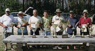 Najlepsi wędkarze Memoriału Krzyśka Janika. Od lewej: Tadeusz Lelito, Józef Szewczyk, Czesław Szulc, Hubert Jabłoński, Andrzej Ludewig, Adam Marczyk i Aleksander Weinert Fot. archiwum