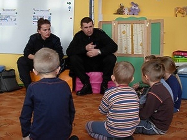 Dzielnicowi z międzychodzkiej komendy tuż przed feriami spotkali się z dziećmi z przedszkola w Bielsku koło Międzychodu.