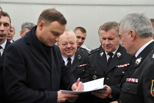 Strażacy ochotnicy z województwa świętokrzyskiego podczas spotkania z kandydatem na prezydenta Andrzejem Dudą.