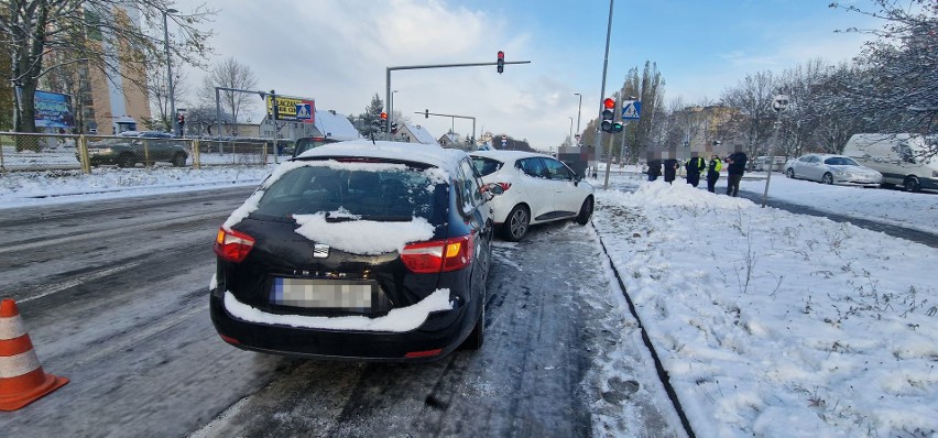 Zderzenie trzech samochodów na ul. Władysława IV w Koszalinie [ZDJĘCIA]