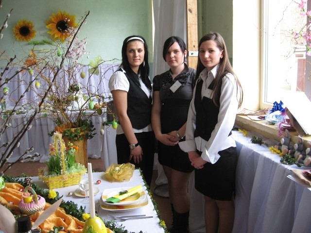 Oto laureatki I miejsca w kategorii "Najpiękniejszy stół wielkanocny&#8221; :  Paulina Dębowska, Hanna Jakubiak i Katarzyna Matyśkiewicz z Nowego Miasta. 