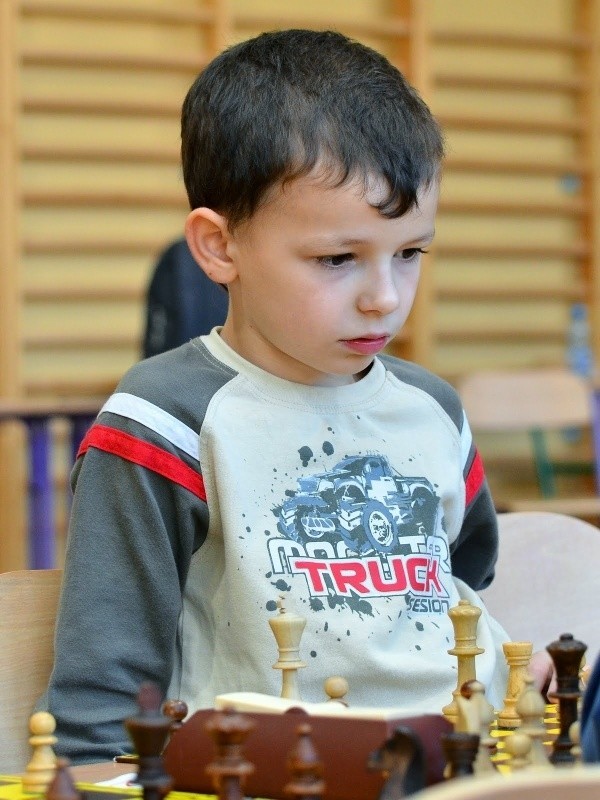 Tomasz Szczepanowski, pierwszoklasista ze szkoły podstawowej numer 3 w Ostrowcu robi systematyczne postępy w grze w szachy.