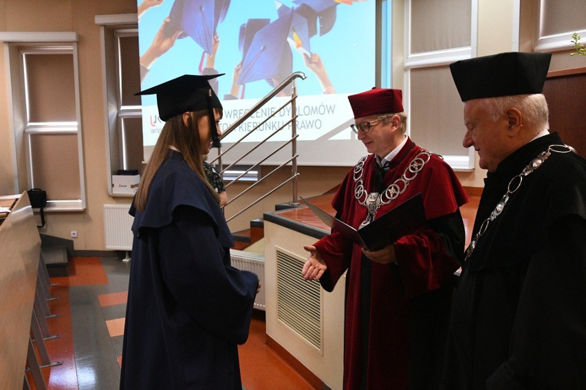 Absolwenci prawa na Uniwersytecie Jana Kochanowskiego w Kielcach odebrali dyplomy. Ależ się prezentowali! Zobaczcie zdjęcia