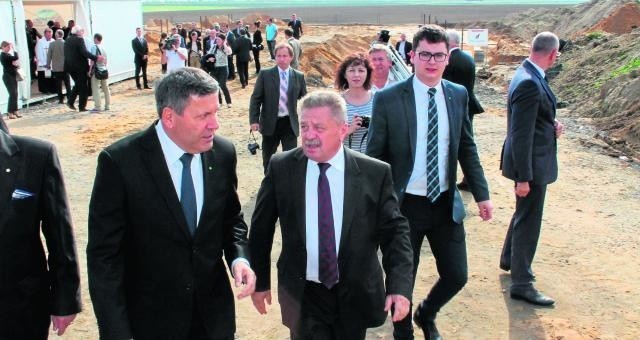 Wicepremier Janusz Piechociński i burmistrz Ujazdu podczas wmurowania kamienia węgielnego pod zakład Tru-Flex.