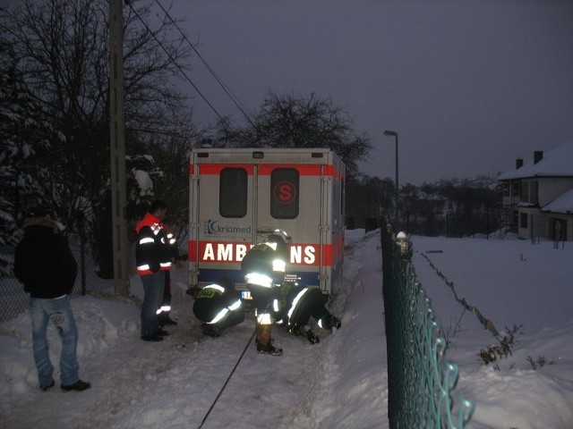 Karetkę, która ugrzęzła na ulicy Żeromskiego w Woli Kopcowej w gminie Masłów, niełatwo było wyciągnąć ze śniegu.