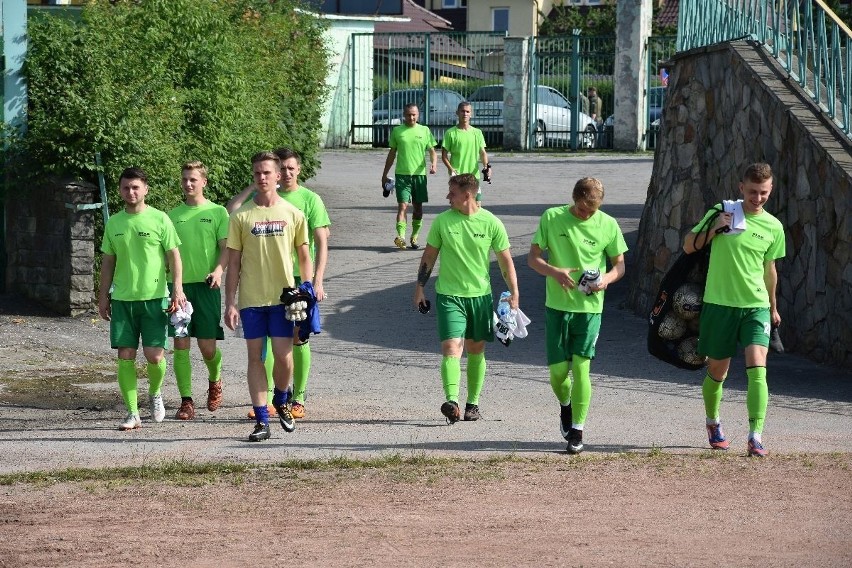 Star Starachowice świętował awans do IV ligi. Były specjalne koszulki i złote konfetti [ZDJĘCIA]