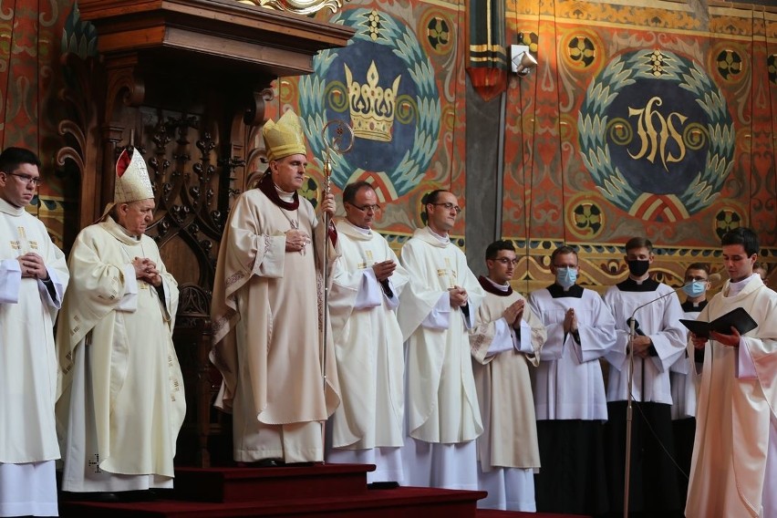 Trzech nowych kapłanów w diecezji sandomierskiej. Święceń udzielił im biskup Krzysztof Nitkiewicz. Duże przeżycie dla rodzin [ZDJĘCIA]