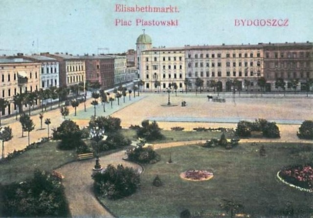 Plac Piastowski w czasach, kiedy bruk był w doskonałym stanie.