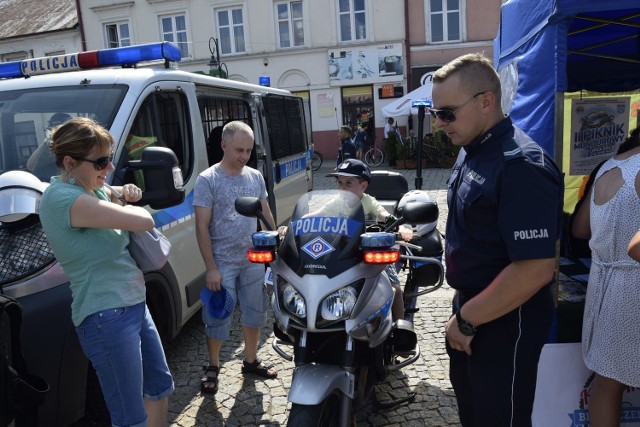 II Piknik Mundurowy w Skierniewicach rozpoczął się w niedzielę, 22 lipca, o godz. 14. Atrakcje dla mieszkańców przygotowali policjanci strażacy, służby ratownicze, wojskowi oraz straż miejska., która znakowała wszystkim chętnym rowery. Były też występy artystyczne i coś dla ciała.