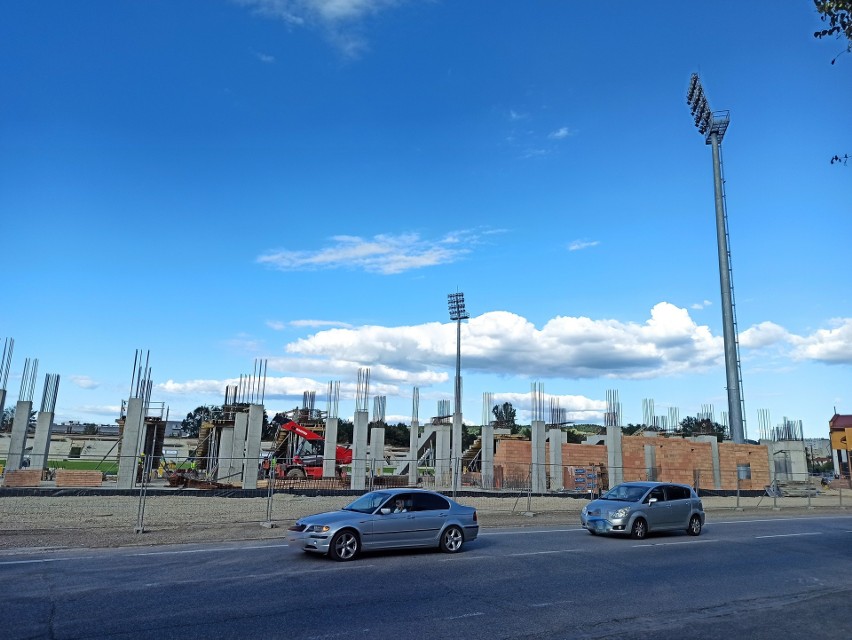 Stadion Sandecji coraz większy. Rosną trybuny oraz szatnie. Oto najnowsze zdjęcia z placu budowy 