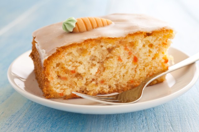 Domowe ciasto marchewkowe można ozdobić lukrem i figurkami marchewek wykonanymi na bazie lukru plastycznego i barwników spożywczych.