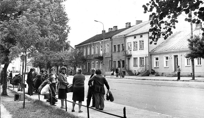 Lipiec 1980 r. Oczekiwanie na autobus w centrum Szczuczyna