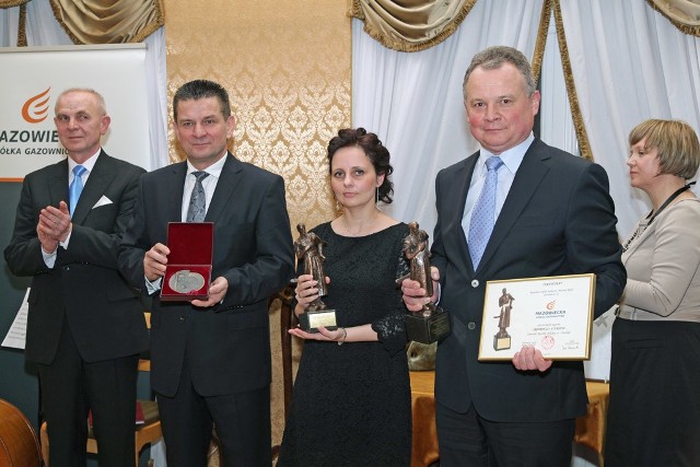 Od lewej laureaci: starosta, Włodzimierz Górlicki, Monika Janiszek, przedstawicielka firmy MAR-ROM" i Paweł Łodyga, dyrektor Zakładu Gazowniczego w Radomiu. Z lewej- dyrektor Centrum Rzeźby Polskiej, Jan Gagacki