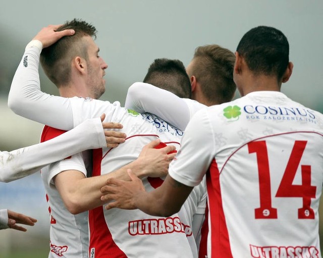 Łódzki Klub Sportowy pokonał przed własną publicznością Wartę Sieradz, pierwszy raz w tym sezonie zdobywając w jednym meczu aż trzy bramki.