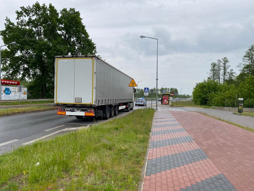 Kolizja na rondzie im. Księcia Siemowita III w Ostrołęce. Kierowca samochodu ciężarowego nie ustąpił pierwszeństwa osobówce. 25.05.2022