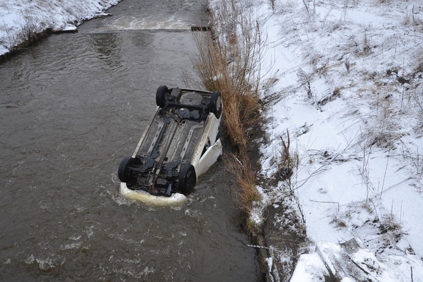 Wypadek w Porębie: Samochód wpadł do rzeki