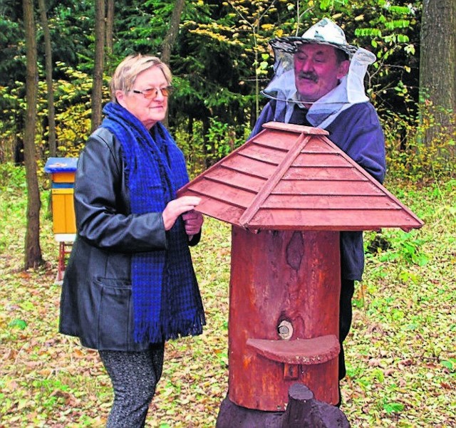 Alicja i Jan Majda przy jednym z uli w swoim gospodarstwie pszczelarskim w miejscowości Drużbice-Kolonia