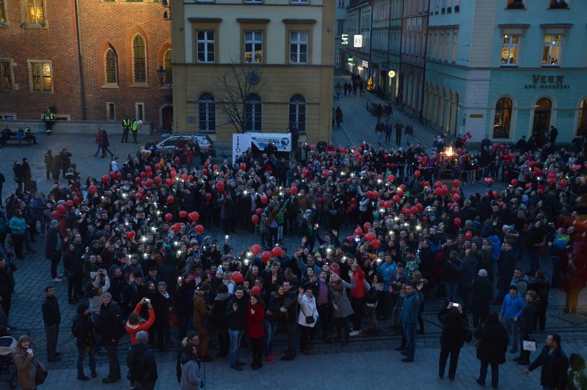 Wielkie serce w Rynku – stworzyli żywą walentynkę