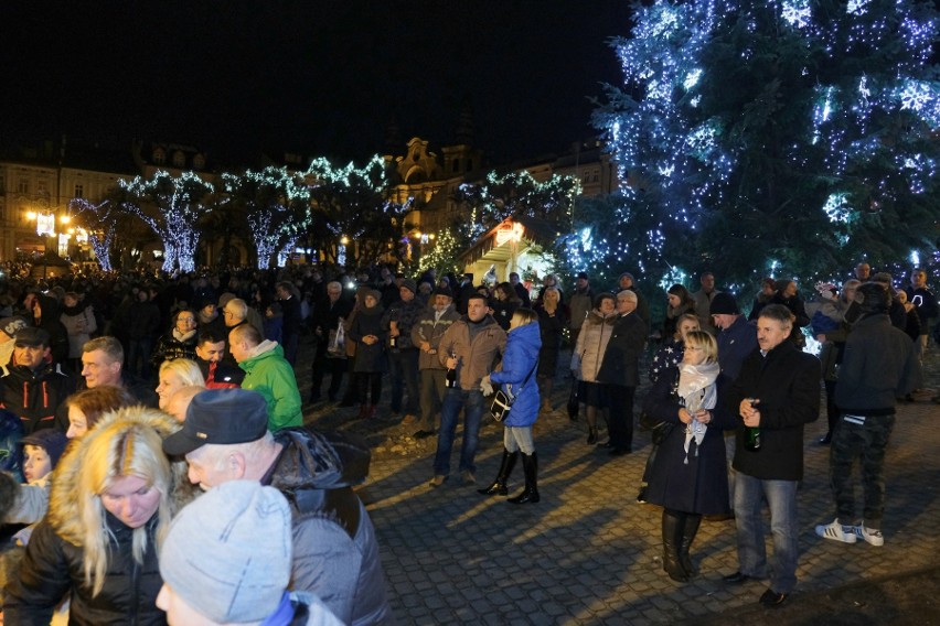 Nowy 2018 rok mieszkańcy Przemyśla przywitali na przemyskim...